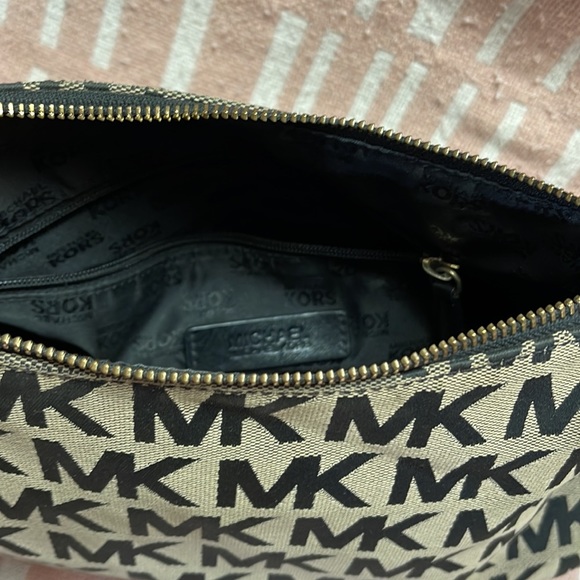 MK bag black/tan smaller CUTE ☺️ - Picture 6 of 9